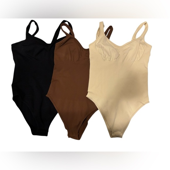 Cream Shapewear Bodysuit with Seamless Design and V-Neckline - Picture 2 of 4
